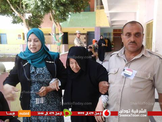 توافد للناخبين للجنه عبد العزيز رضوان بالزقازيق للتصويت بالإنتخابات 1 11