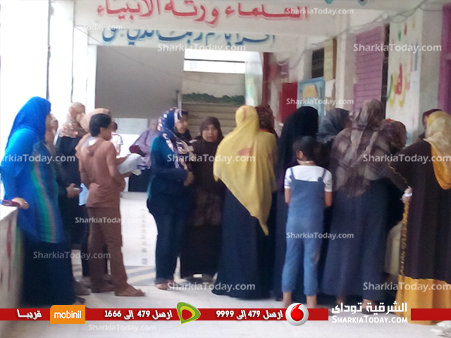 بالصور : استمرار توافد الناخبون بلجان مدرسه تجربيه المعلمين بحسينيه الزقازيق لليوم الثاني 2 13