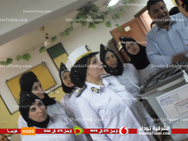 بالصور : الشرطة النسائية تزور لجان مدرسة أحمد عرابى بالزقازيق لتفقد الامن في اليوم الثاني من الانتخاب 3 2