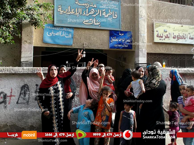 توافد العشرات إلي مدرسة فاطمه الزهراء بمشتول السوق للإدلاء بأصواتهم في إنتخابات الرئاسة 2 2