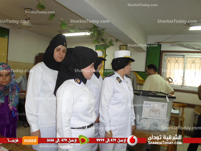 بالصور : الشرطة النسائية تزور لجان مدرسة أحمد عرابى بالزقازيق لتفقد الامن في اليوم الثاني من الانتخاب 2 4