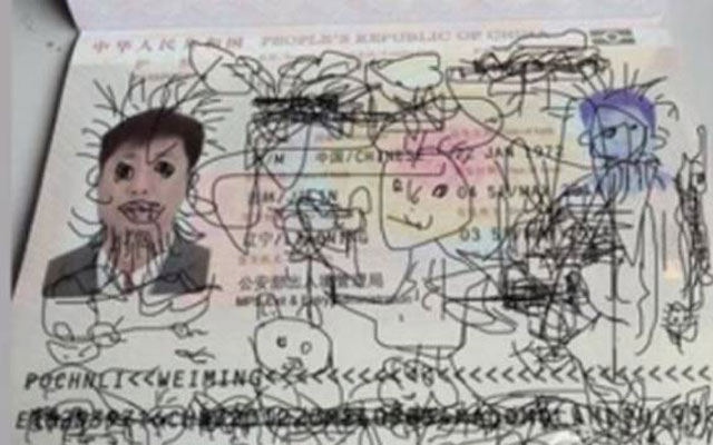 صورة..أب عالق بين دولتين بسبب "شخابيط" ابنه على جواز السفر 1 962277200