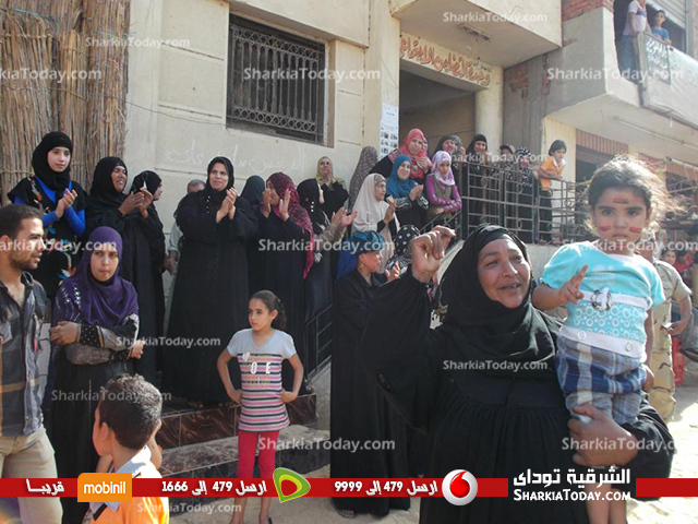 بالصور : اقبال الناخبين بمشتول السوق للادلاء بأصواتهم في بداية اليوم الأول للانتخابات الرئاسية 2 ابراش