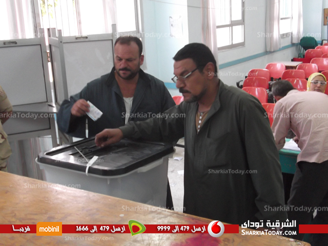 توافد الناخبين للإدلاء بأصواتهم بلجان مدرسة الثانوية المشتركة بالقنايات 1 القنايات