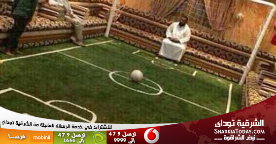 رجل يحول منزله إلى ملعب ليعيش أجواء كأس العالم 1 رجل يحول منزله إلى ملعب ليعيش أجواء كأس العالم