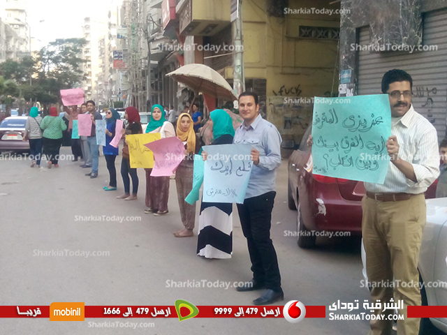 وقفه لاعضاء حزب الدستور ضد التحرش بميدان القوميه في الزقازيق 1 دستور