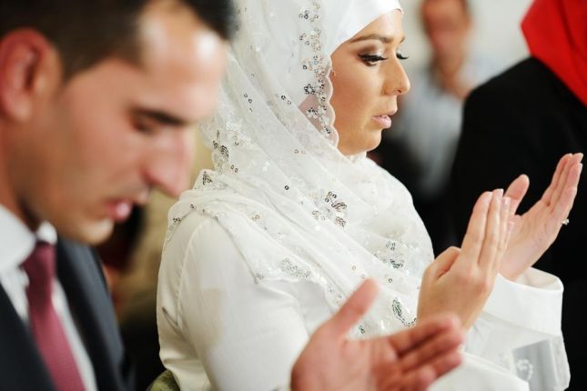 عريس في صلاة التراويح 1 عروسة وعريس