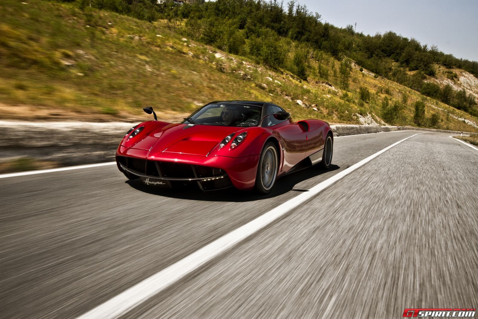 بالصور... مؤسس فيسبوك يشتري سيارة فارهة من طراز Pagani Huayra 11 10