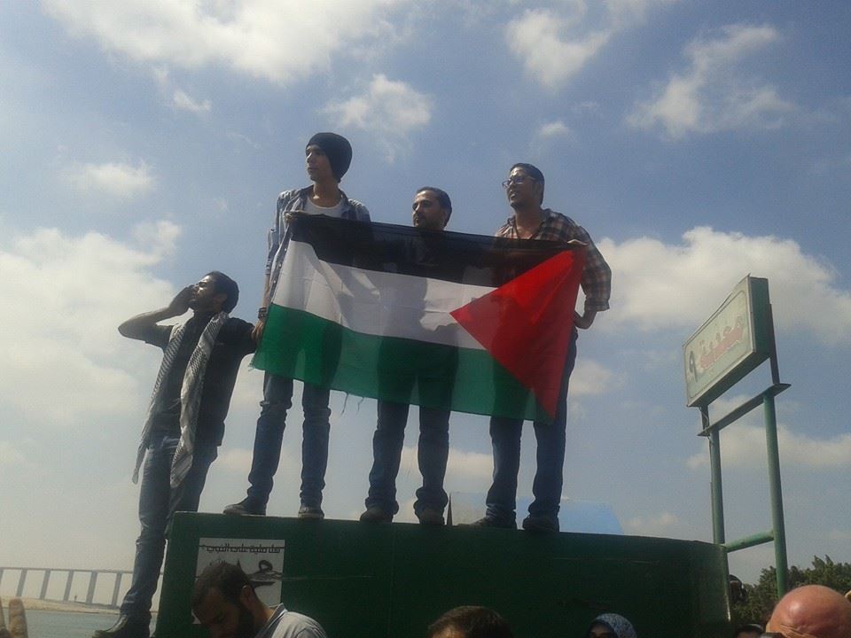 اعتراض عبور القافلة الشعبيه لغزة في كمين " بالوظه " 1 10502063_727773037282358_4385507602110079836_n