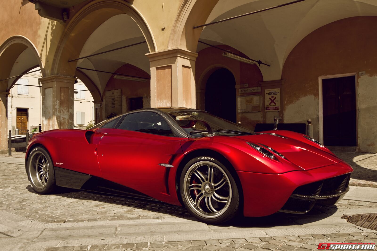 بالصور... مؤسس فيسبوك يشتري سيارة فارهة من طراز Pagani Huayra 2 1