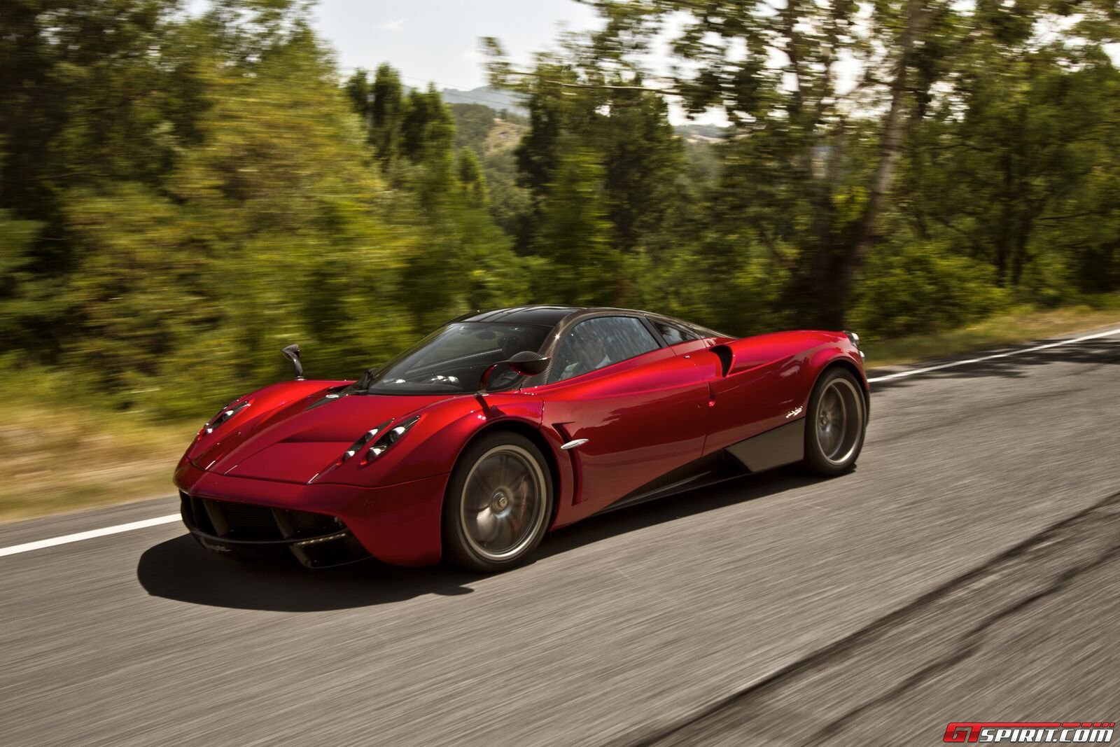 بالصور... مؤسس فيسبوك يشتري سيارة فارهة من طراز Pagani Huayra 12 11