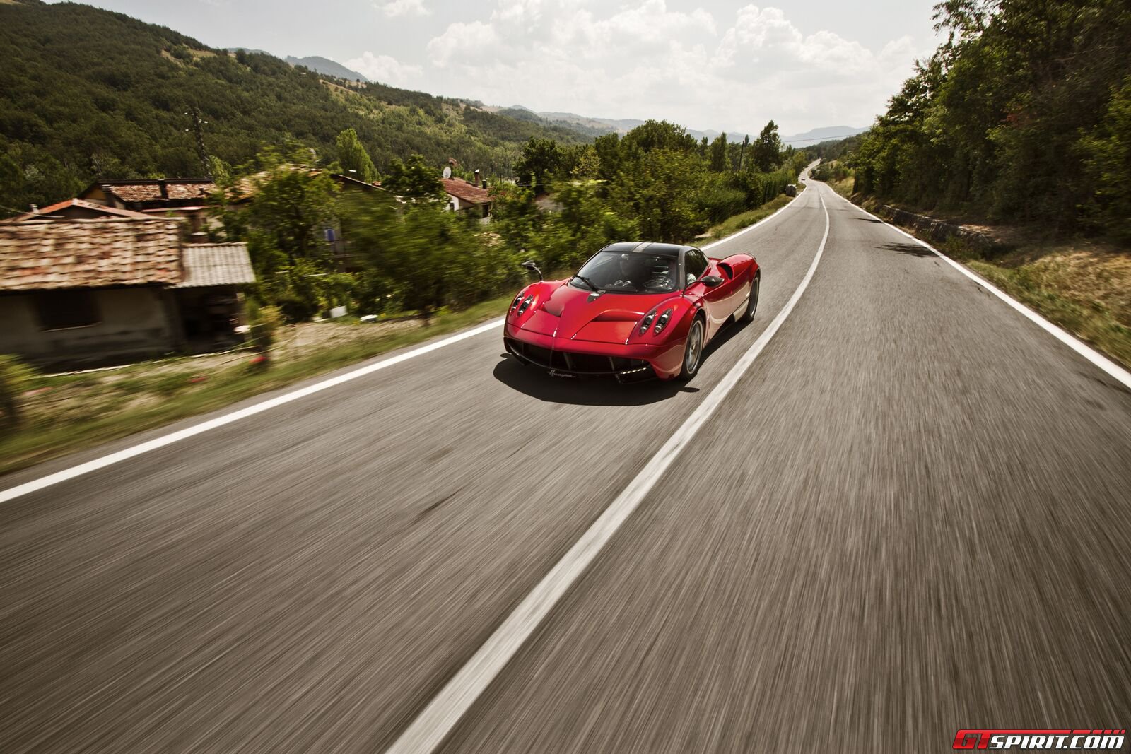 بالصور... مؤسس فيسبوك يشتري سيارة فارهة من طراز Pagani Huayra 13 12