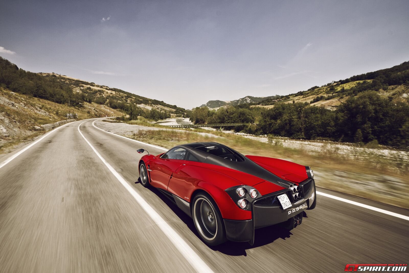 بالصور... مؤسس فيسبوك يشتري سيارة فارهة من طراز Pagani Huayra 14 13