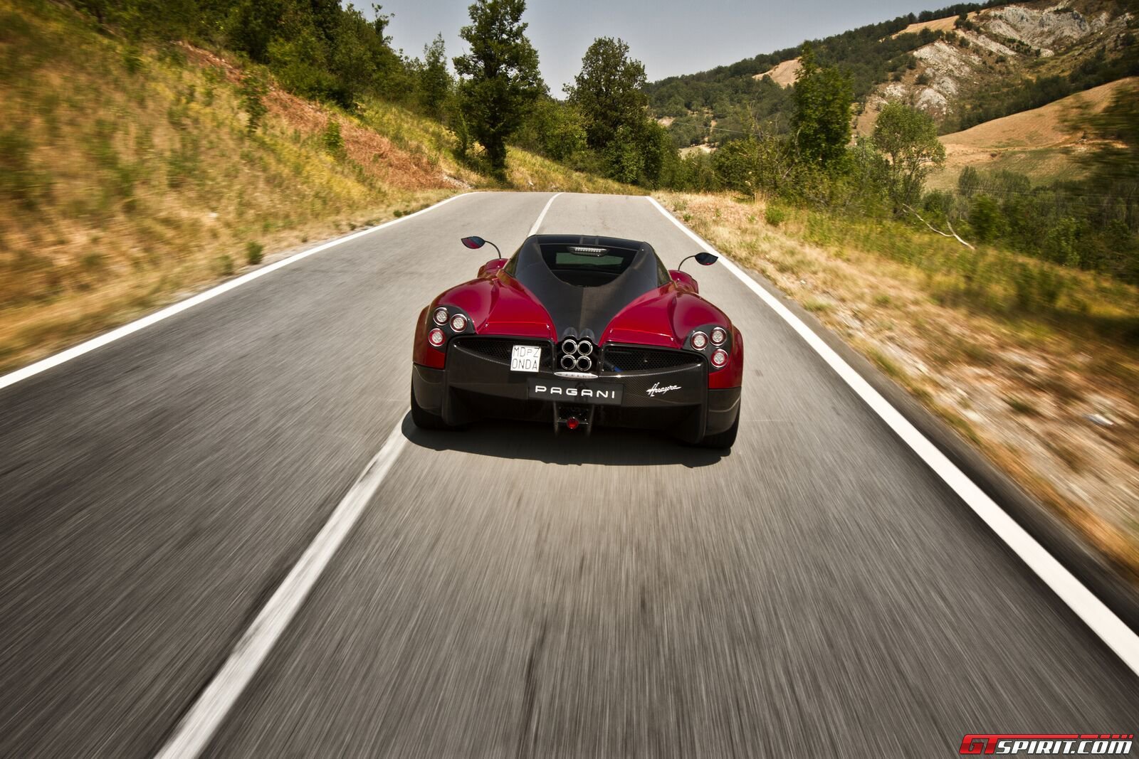 بالصور... مؤسس فيسبوك يشتري سيارة فارهة من طراز Pagani Huayra 15 14