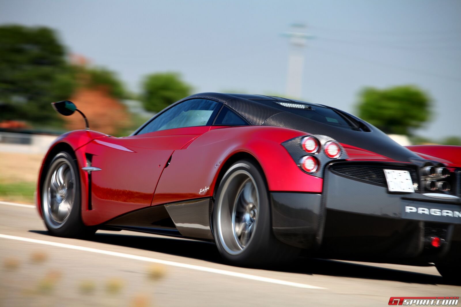 بالصور... مؤسس فيسبوك يشتري سيارة فارهة من طراز Pagani Huayra 16 15