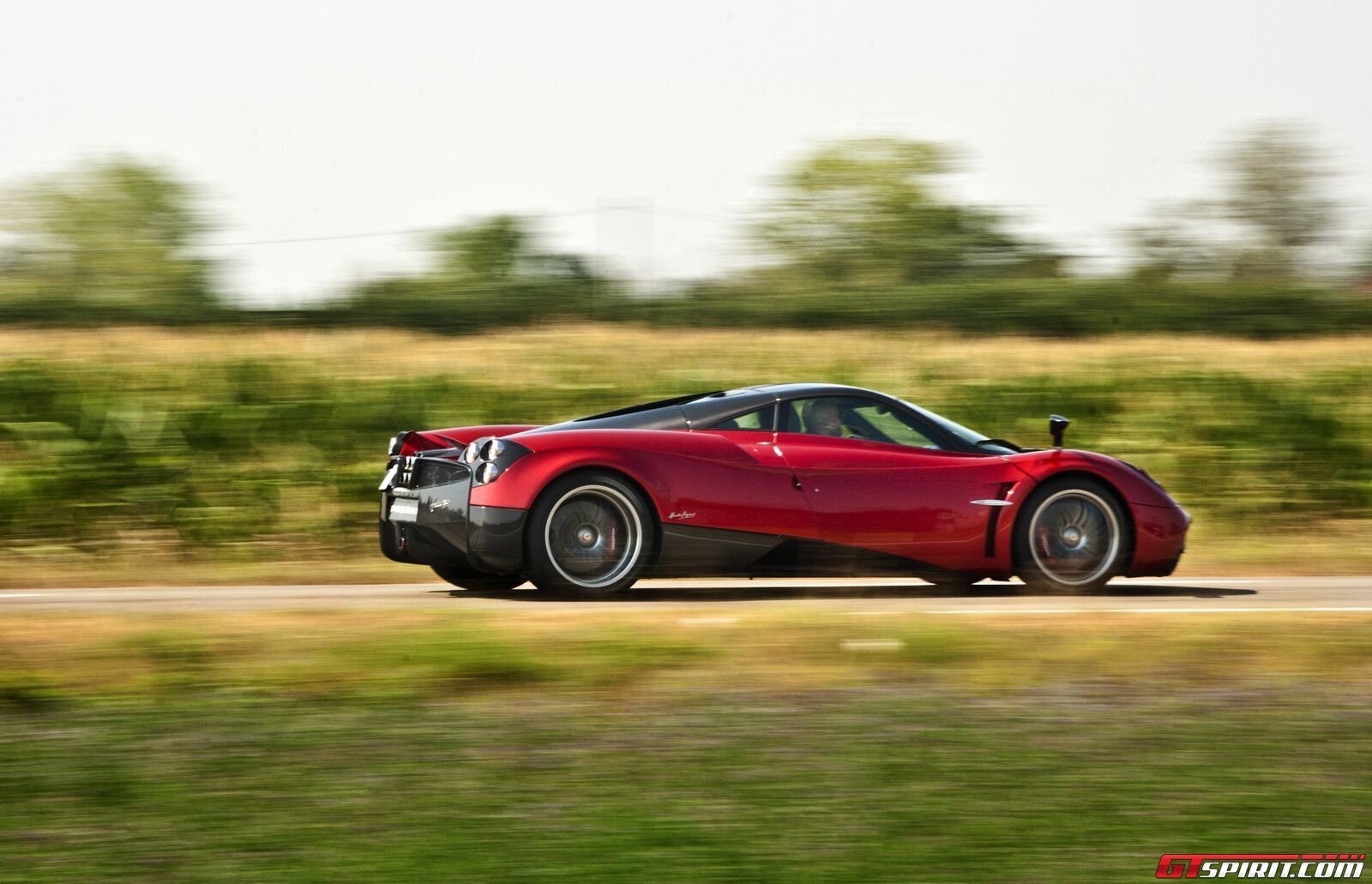 بالصور... مؤسس فيسبوك يشتري سيارة فارهة من طراز Pagani Huayra 17 16