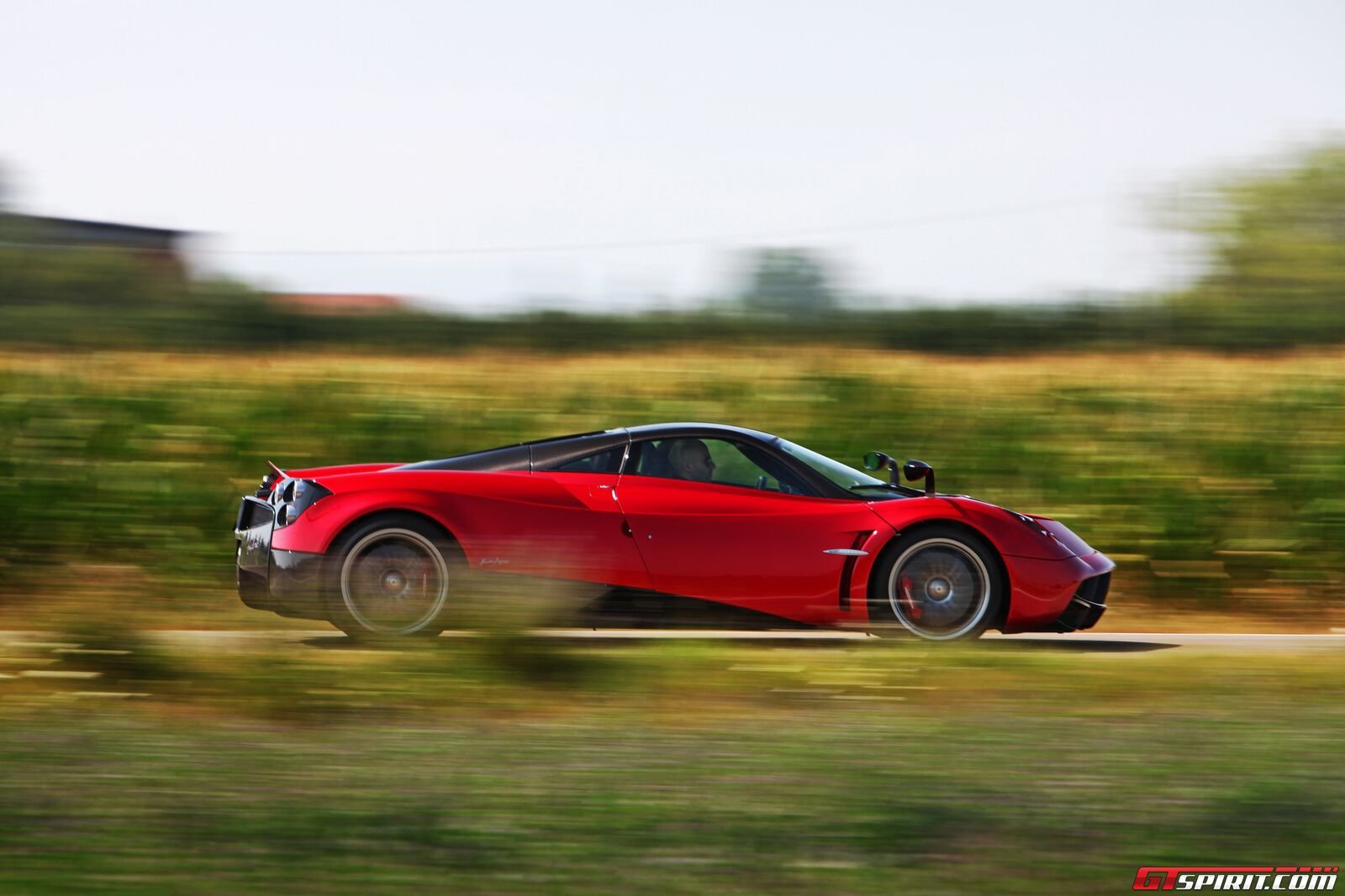بالصور... مؤسس فيسبوك يشتري سيارة فارهة من طراز Pagani Huayra 18 17