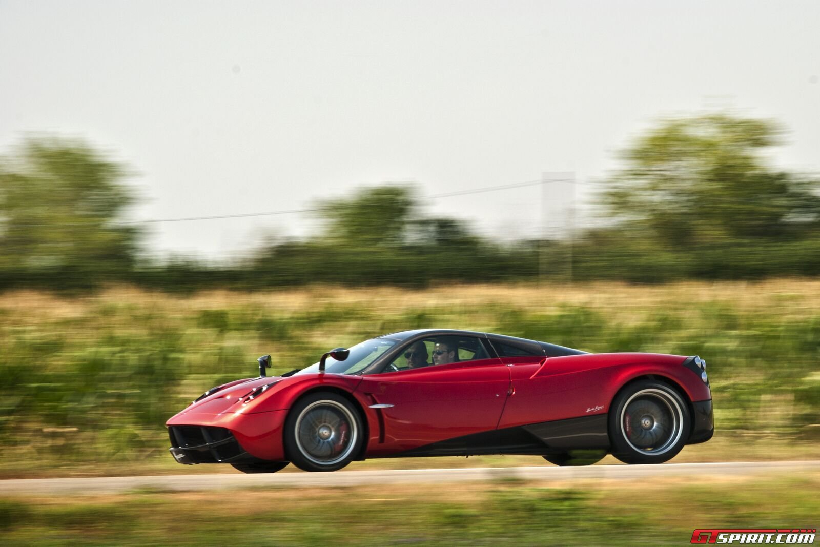 بالصور... مؤسس فيسبوك يشتري سيارة فارهة من طراز Pagani Huayra 19 18