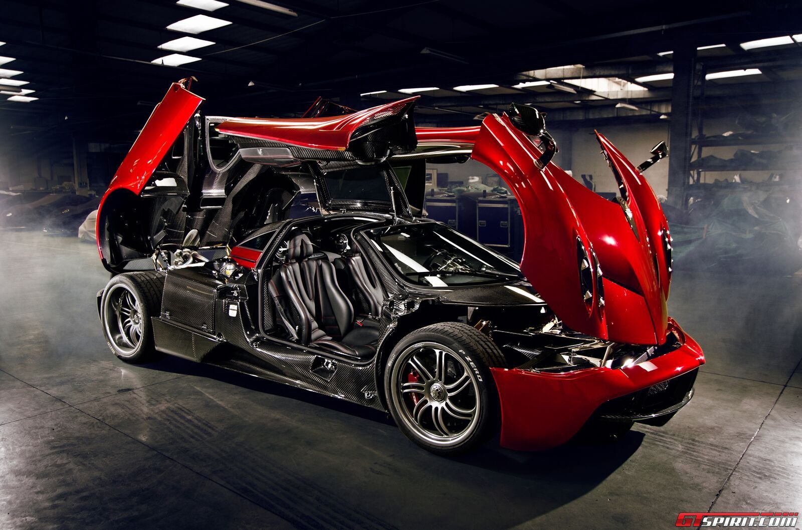 بالصور... مؤسس فيسبوك يشتري سيارة فارهة من طراز Pagani Huayra 22 21