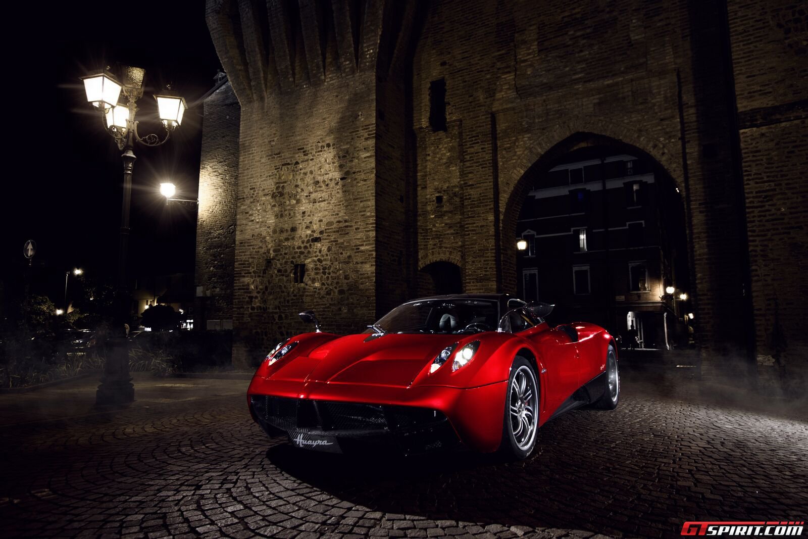 بالصور... مؤسس فيسبوك يشتري سيارة فارهة من طراز Pagani Huayra 23 22