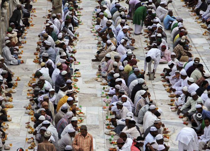 بالصور.. موائد الرحمن حول العالم 1 229843_0