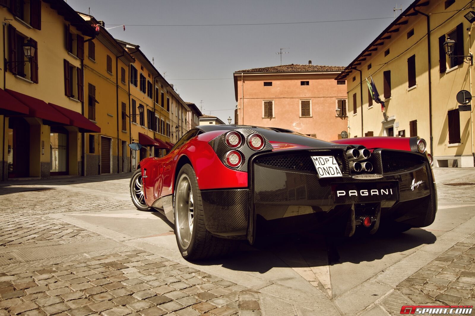 بالصور... مؤسس فيسبوك يشتري سيارة فارهة من طراز Pagani Huayra 3 2