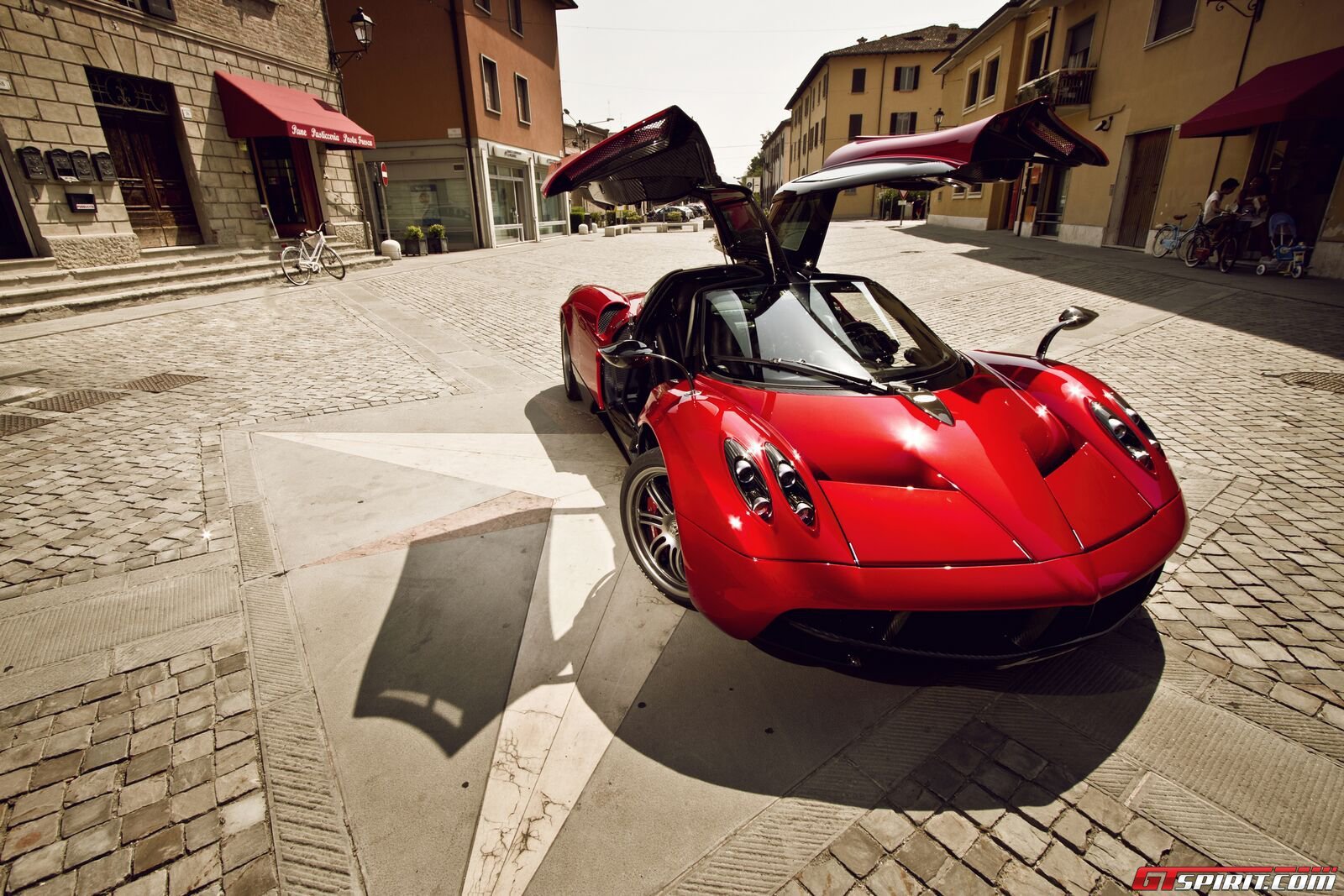 بالصور... مؤسس فيسبوك يشتري سيارة فارهة من طراز Pagani Huayra 4 3