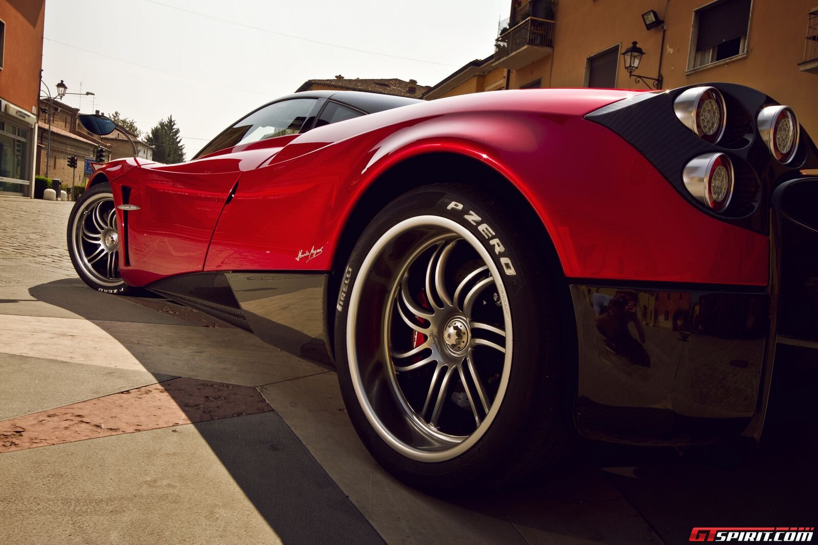بالصور... مؤسس فيسبوك يشتري سيارة فارهة من طراز Pagani Huayra 5 4