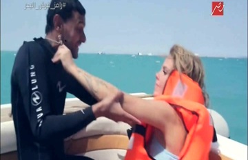 بالفيديو.. نيكول سابا تصاب بالذعر والهلع بعد مقلب "رامز قرش البحر".. وتنهال عليه بالضرب والشتائم 1 499