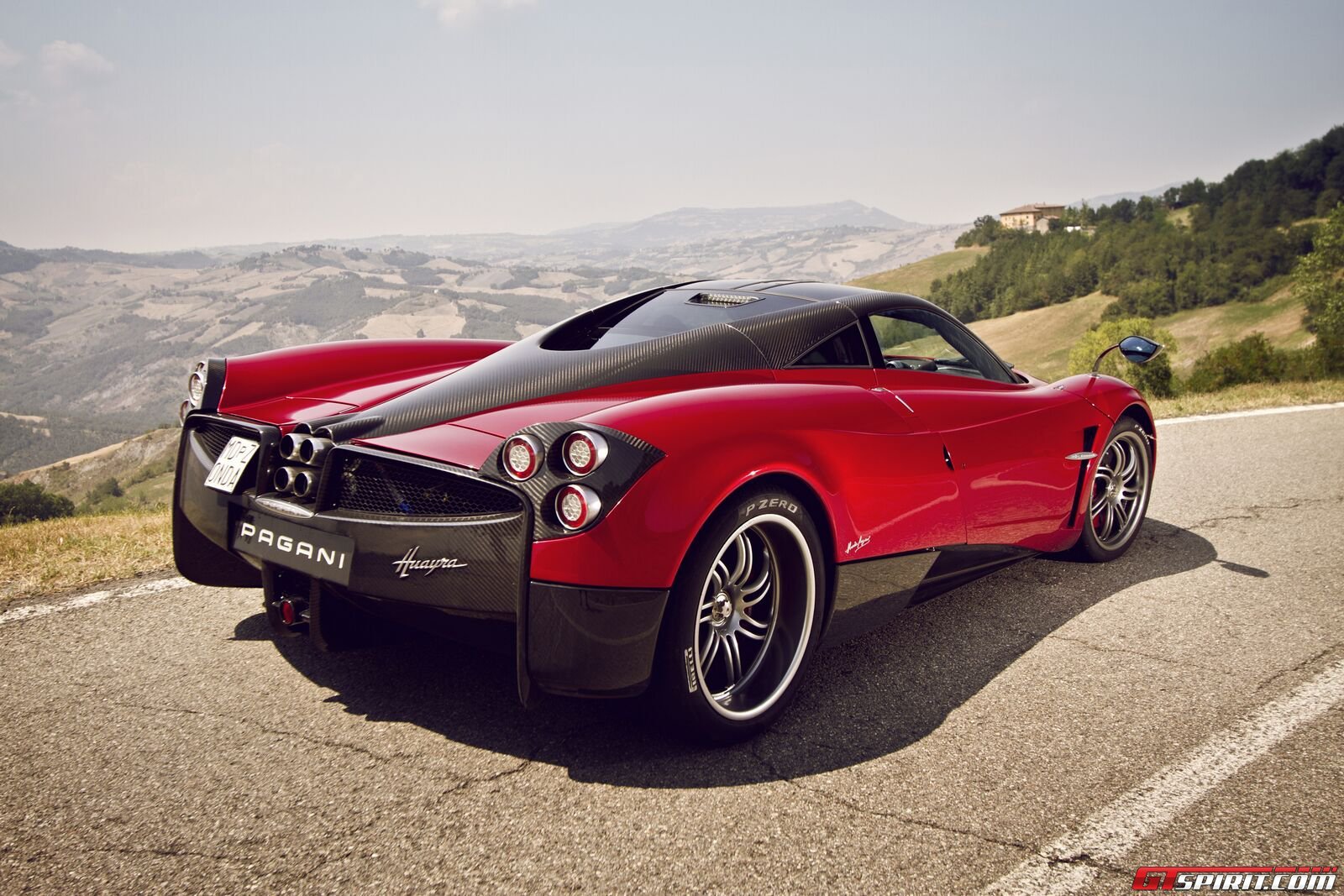 بالصور... مؤسس فيسبوك يشتري سيارة فارهة من طراز Pagani Huayra 8 7
