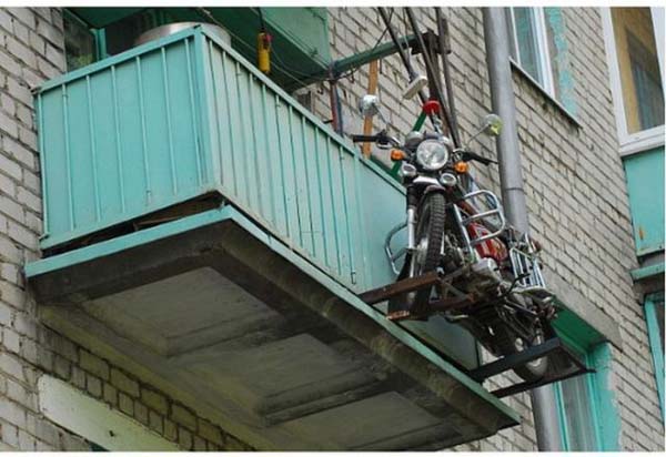 بالفيديو والصور.. عشقه لـ«الموتوسيكل» أوحى له بتعليقه في البلكونة خوفًا من سرقته 5 bike-parking5