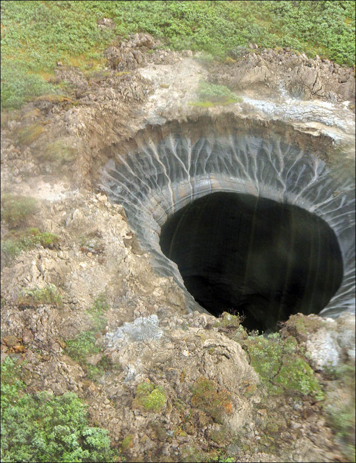 العثور على حفرة ثانية في روسيا تشبه فتحة نهاية العالم 2 inside long crater