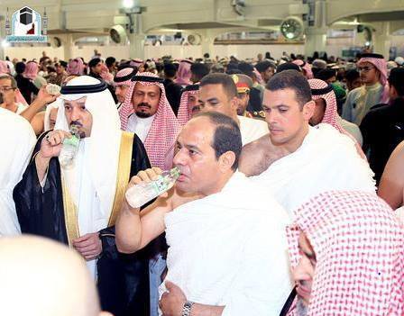بالصور... السيسى يؤدى مناسك العمرة فى ختام زيارته للسعودية 2 10446352_841267475943916_754615416657873019_n
