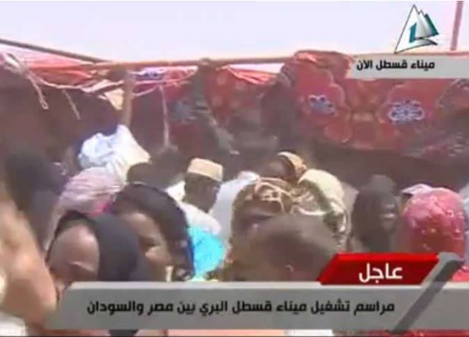 بالفيديو.. الخيمة تسقط على رأس وزير التجارة أثناء افتتاح ميناء قسطل 1 10628545_10152832563444316_6480285480870307360_n