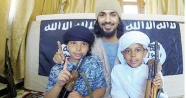 سعودى يختطف طفليه من والدتهما ويهديهما لتنظيم "داعش" فى سوريا 1 8201411101146