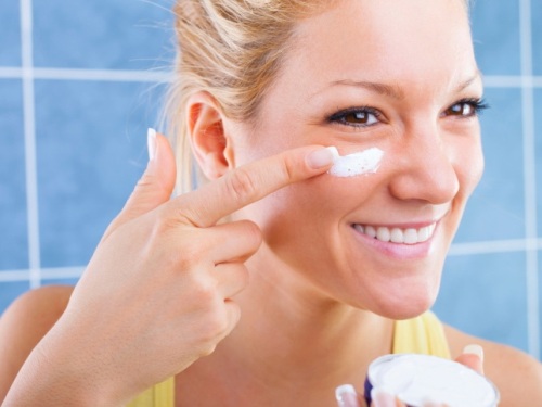 اصنعي كريم مقاوم لتجاعيد تحت العيون بأقل التكاليف 1 Daily face creme