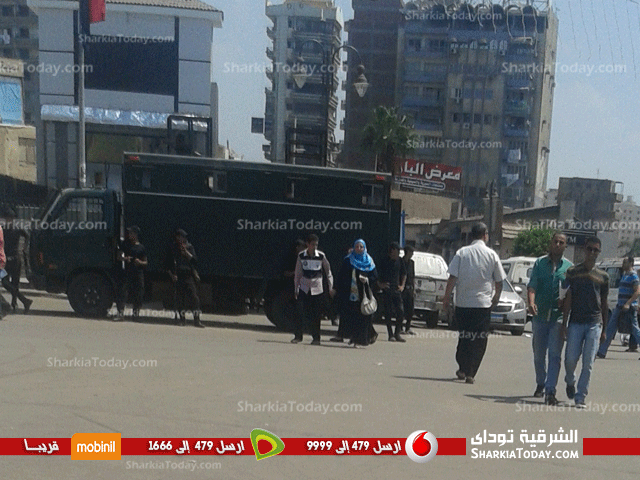 بالصور .. تواجد سيارات الشرطة أمام مبنى المحافظة تزامناً مع الإحتفال بعيد الشرقية القومي 1 2.
