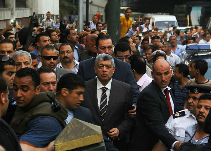 وزير الداخلية يشيع جنازتي شهيدي انفجار بولاق عقب صلاة الظهر بمسجد الشرطة 1 220401_0