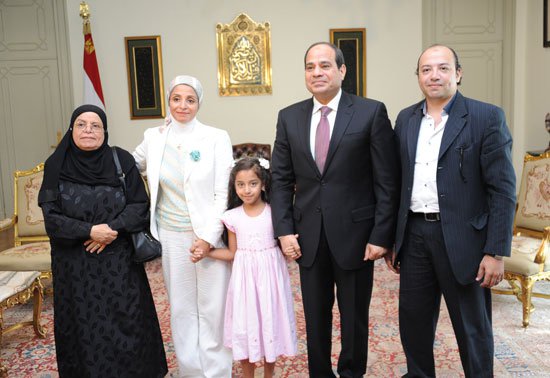 بالصور .. الرئيس يستقبل طفلة 8 سنوات تبرعت بـ 500 جنيه لـ تحيا مصر 4 3 ..