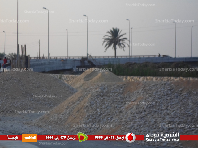 بالصور .. إستمرار العمل بالكوبري الدولى بأبوحماد 5 4