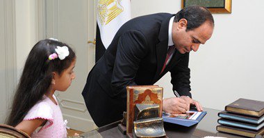 بالصور .. الرئيس يستقبل طفلة 8 سنوات تبرعت بـ 500 جنيه لـ تحيا مصر 1 920141175253