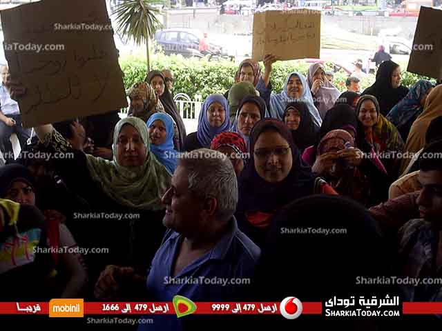 إعتصام عمال "الشرقية الوطنية للملابس" لعدم حصولهم على رواتبهم ..والمحافظ الشركة لم تحقق ارباح 3 إعتصام عمال الشرقية الوطنية للملابس لعدم حصولهم على رواتبهم (1)