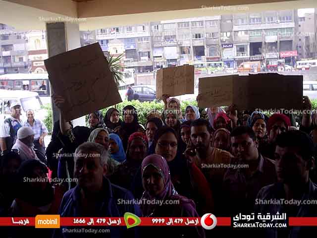 إعتصام عمال "الشرقية الوطنية للملابس" لعدم حصولهم على رواتبهم ..والمحافظ الشركة لم تحقق ارباح 2 إعتصام عمال الشرقية الوطنية للملابس لعدم حصولهم على رواتبهم (2)