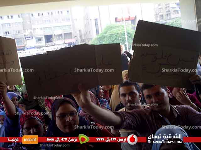 إعتصام عمال "الشرقية الوطنية للملابس" لعدم حصولهم على رواتبهم ..والمحافظ الشركة لم تحقق ارباح 1 إعتصام عمال الشرقية الوطنية للملابس لعدم حصولهم على رواتبهم (3)
