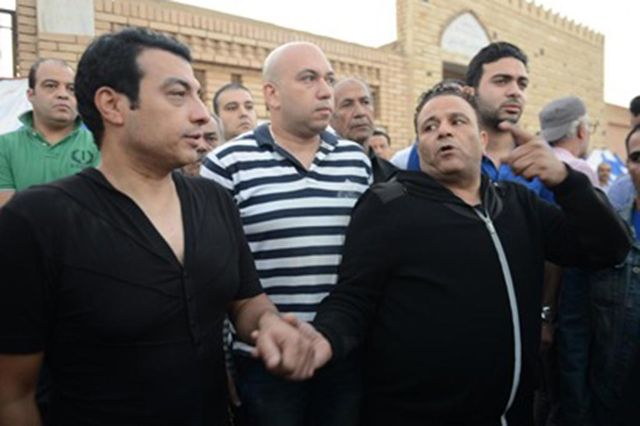 بالصور .. إنهيار إيهاب توفيق أثناء صلاة الجنازة على والدته وسط نجوم الفن 4 إنهيار إيهاب توفيق أثناء صلاة الجنازة على والدته وسط نجوم الفن (1)
