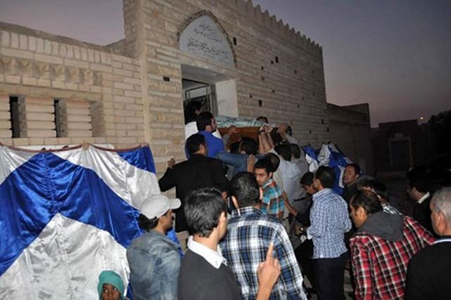 بالصور .. إنهيار إيهاب توفيق أثناء صلاة الجنازة على والدته وسط نجوم الفن 3 إنهيار إيهاب توفيق أثناء صلاة الجنازة على والدته وسط نجوم الفن (3)