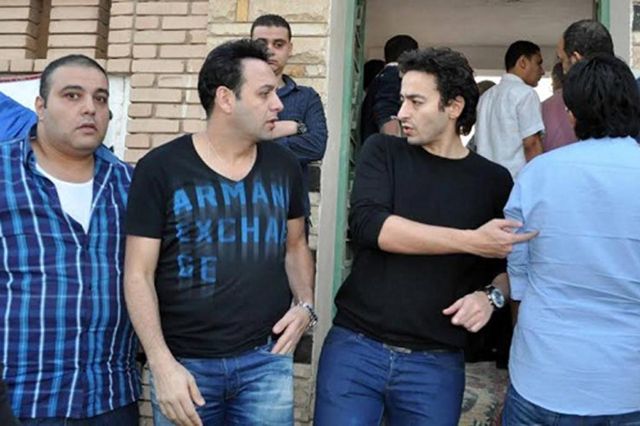بالصور .. إنهيار إيهاب توفيق أثناء صلاة الجنازة على والدته وسط نجوم الفن 2 إنهيار إيهاب توفيق أثناء صلاة الجنازة على والدته وسط نجوم الفن (4)