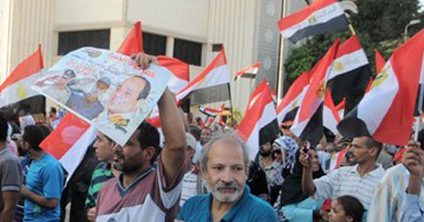 عمال منافذ الخبر يتظاهرون أمام «الوزراء» بالعاشر للمطالبة بصرف رواتبهم 1 متظاهرون