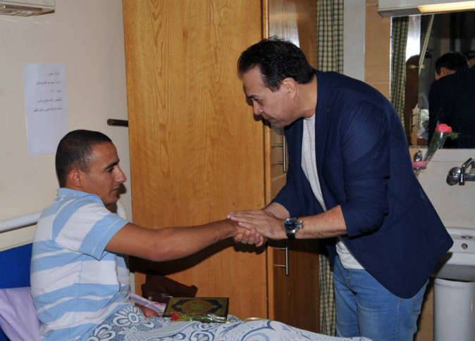 بالصور .. وفد من نجوم الفن يزور مصابي انفجار الشيخ زويد بالمجمع الطبي بالمعادي 3 10460756_1007413365941801_4471990882712810442_n