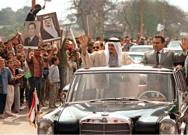 بالصور .. سيارات فخمة خطفت الأضواء من رؤساء مصر 4 1